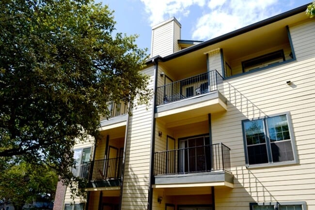 Building Photo - PRELEASE 8/15/2025 2 bed 2 bath Unit 203