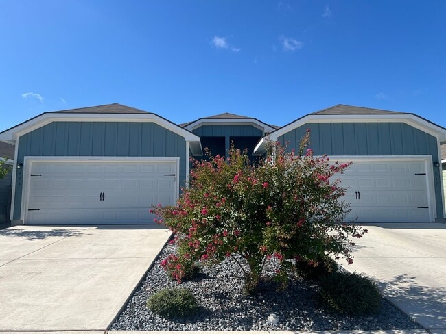 Luxury 3/2 Duplex in Seguin, Texas - Luxury 3/2 Duplex in Seguin, Texas Casa Adosada