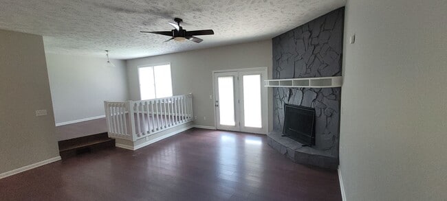 Photo - Clean 3 bedrooms, 2 baths, single garage w/remote control, and fenced yard!!