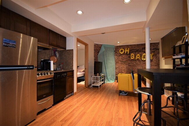 Building Photo - 1689 Beacon St Unit 4 Rental