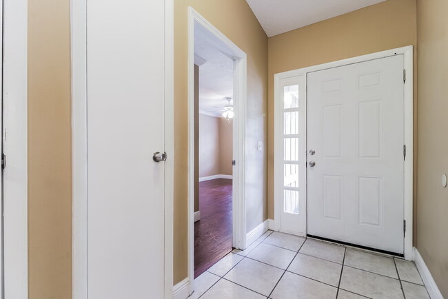 Photo - 647 Redwood Dr