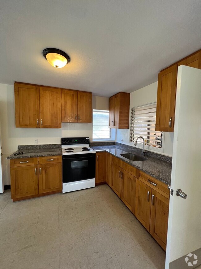 Building Photo - 2 bedroom 1 bath in Liliha! Rental