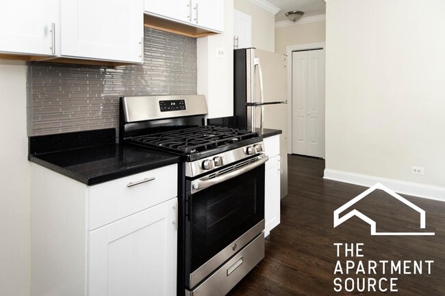 Building Photo - 3825 N Greenview Ave Unit 2E