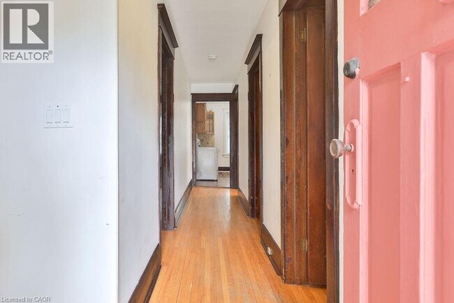 Photo - 311 Queen St S