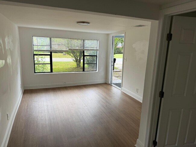 Photo - 407 St Clair St