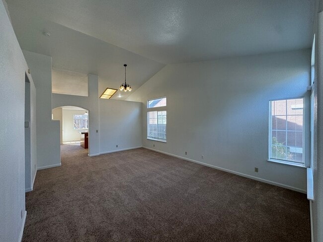 Beautiful 4/2 home in Elk Grove-8575 Dianthus Way
