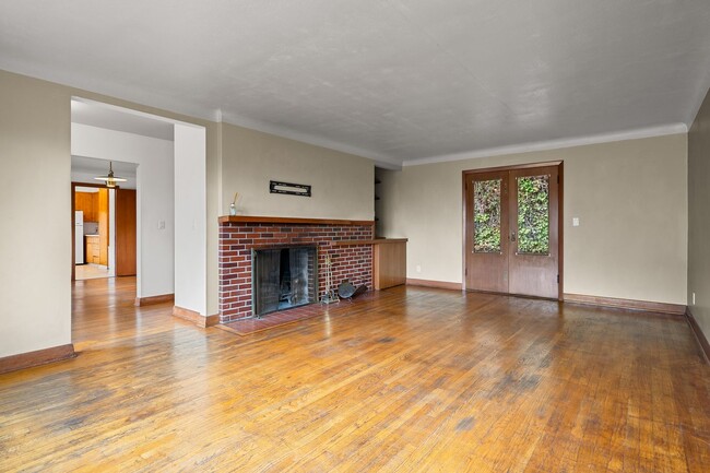 Photo - 825 SW Broadway Dr