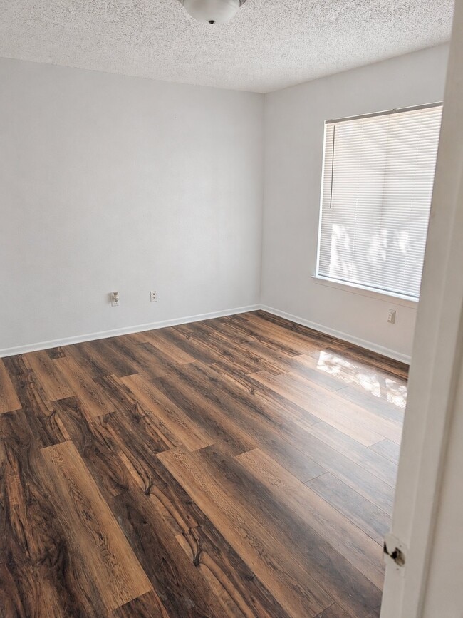 Photo - 2303 De Lee St