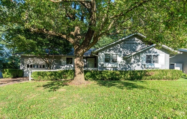 Building Photo - Available July 15! Rental
