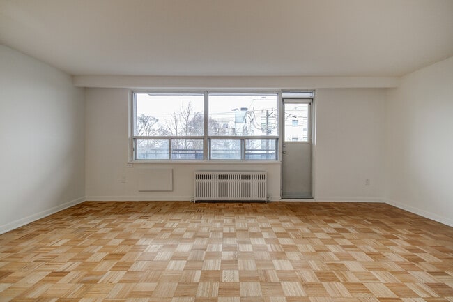 Photo - 1833 Bayview Ave