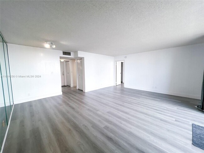 Photo - 1800 Collins Ave Unidad 14C