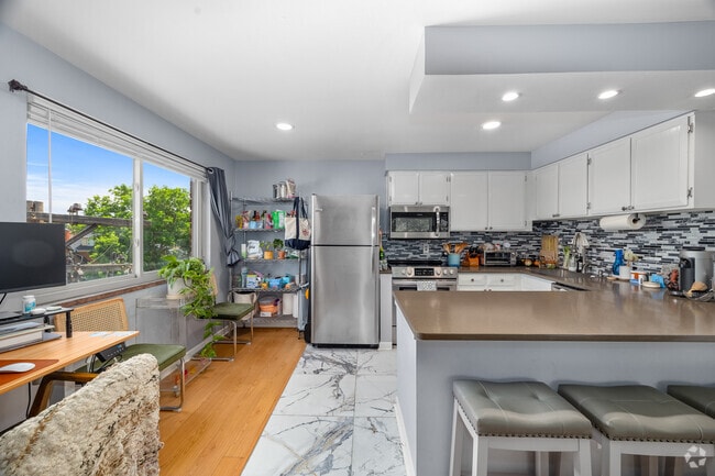 Building Photo - 1260 York St Unit Viking Rental