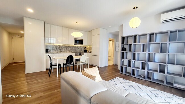 Building Photo - 987 Queen St Rental