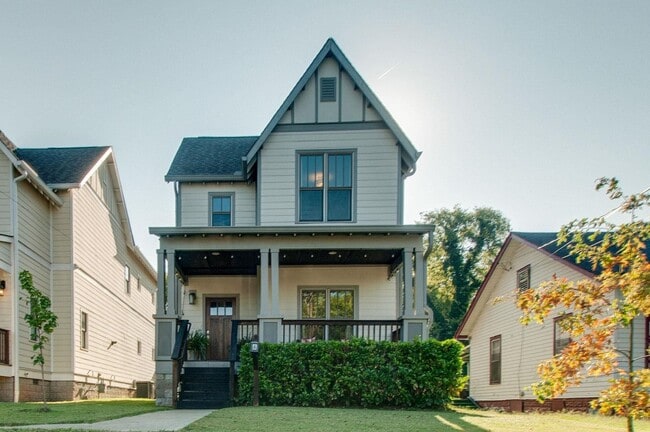 Building Photo - Craftsman Inspired 3 Bed/ 2.5 Bath Home in Cleveland Park, Fenced Yard, Pet Friendly