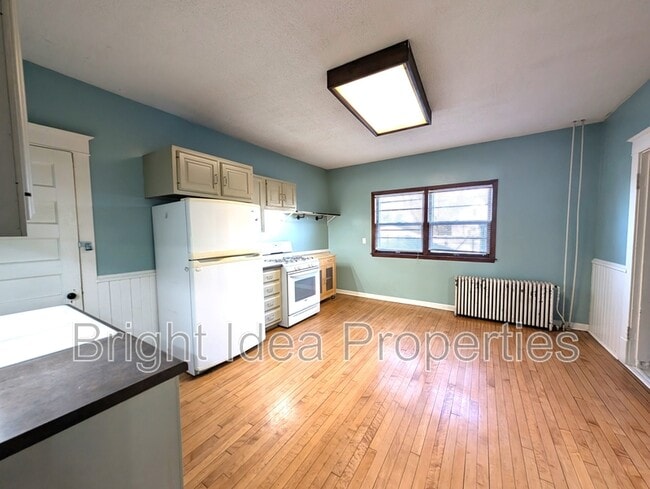 Photo - 869 Geranium Ave E