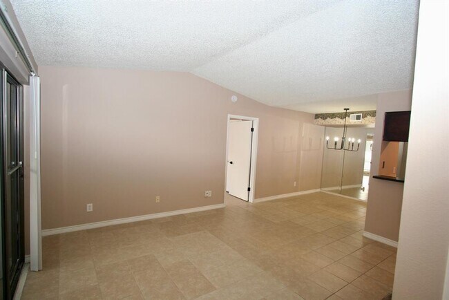 Building Photo - 17331 Red Oak Dr Unit 48 Rental