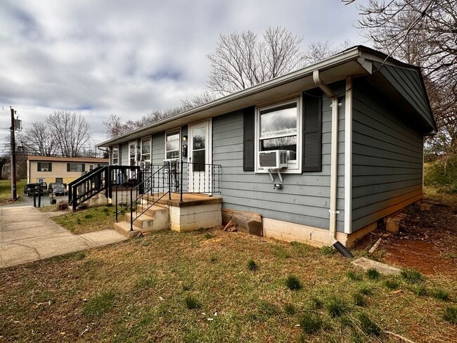 Building Photo - 1502 6th St SE Unit A