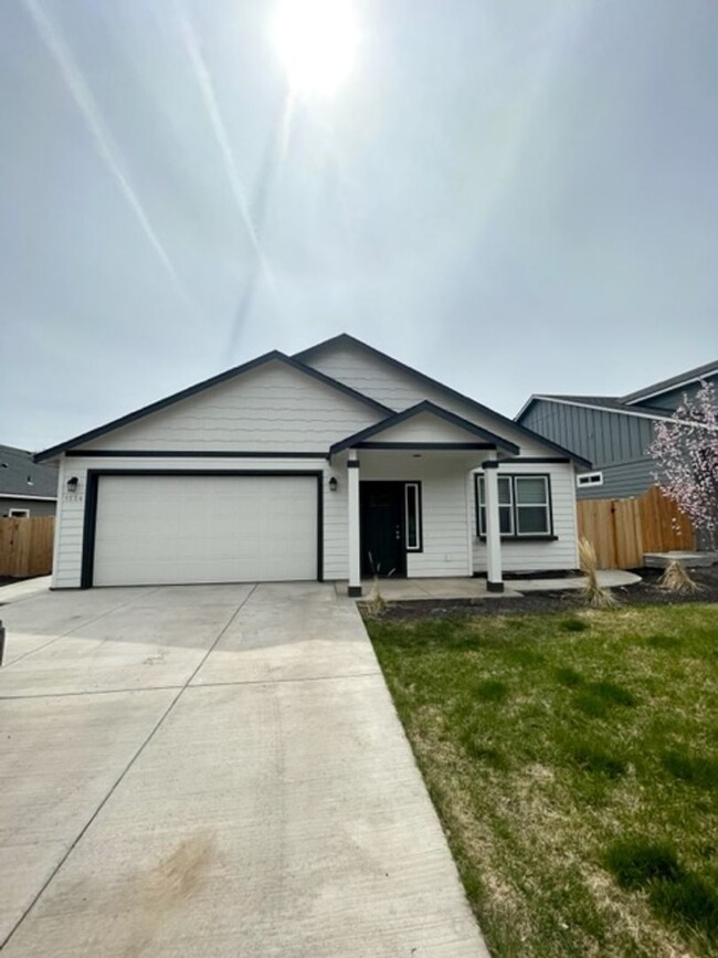 Beautiful like new 3 bedroom Hayden home i... - Beautiful like new 3 bedroom Hayden home i...