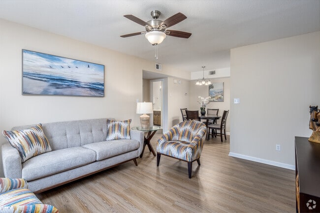 2BR, 2BA - 916SF - Living Room