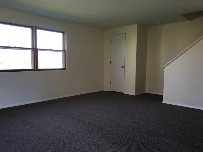 Photo - 916 Squires Ave Unidad Right