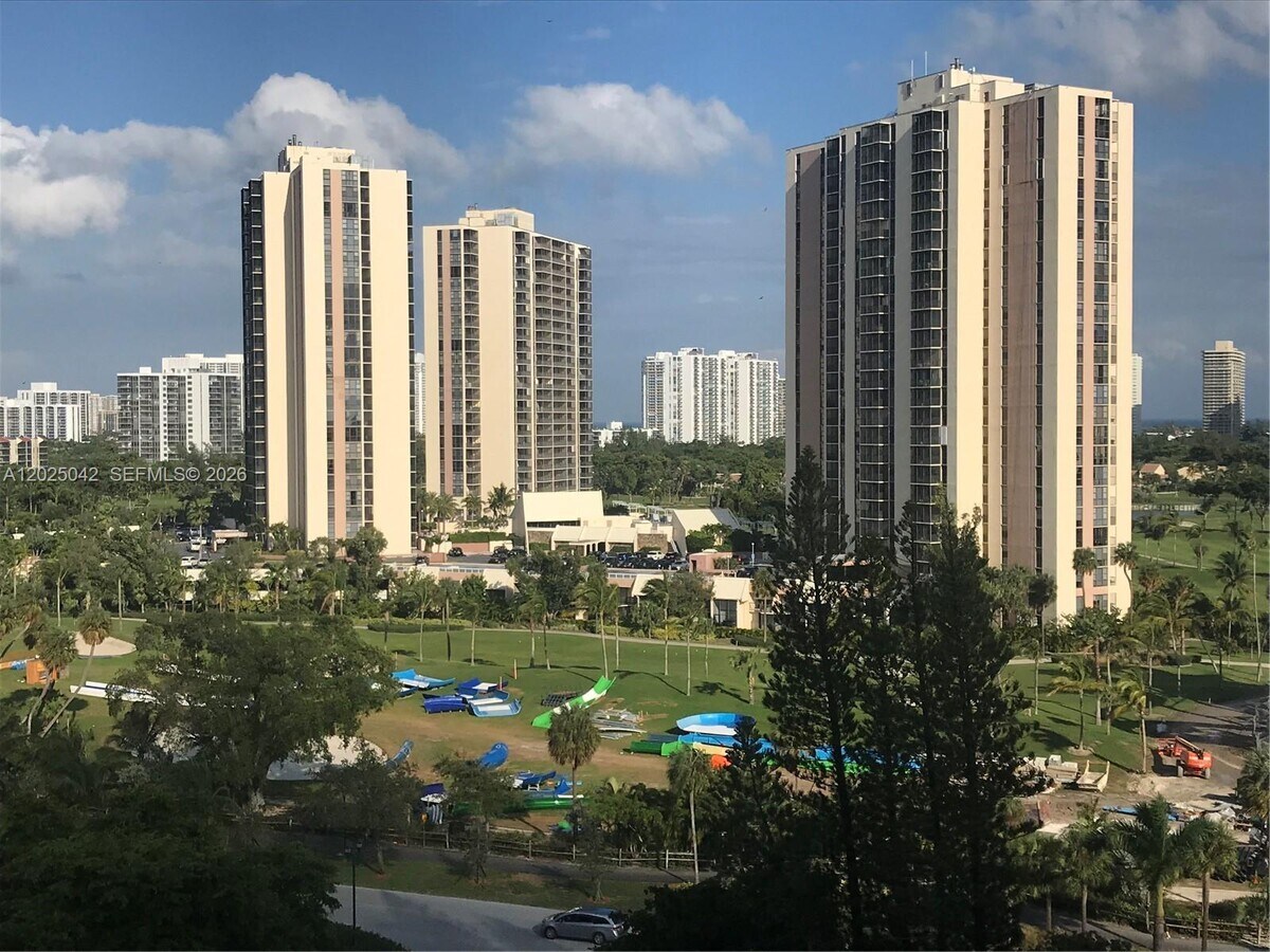 Photo - 20100 W Country Club Dr Unidad 803