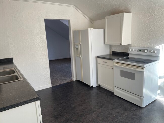 Photo - 408 E Pacific Ave