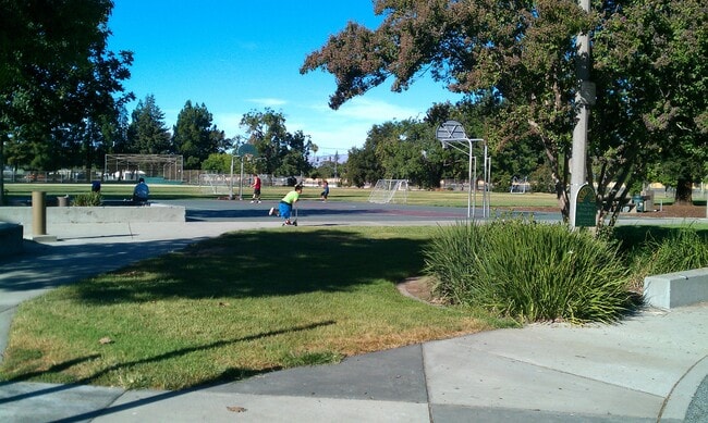 Building Photo - 1119 Starbird Cir Unit 3