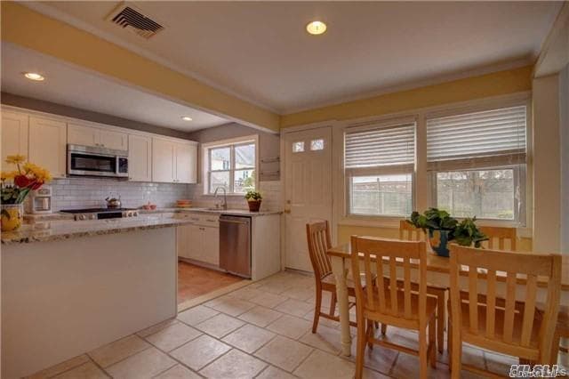 Photo - 85 Jefferson Blvd