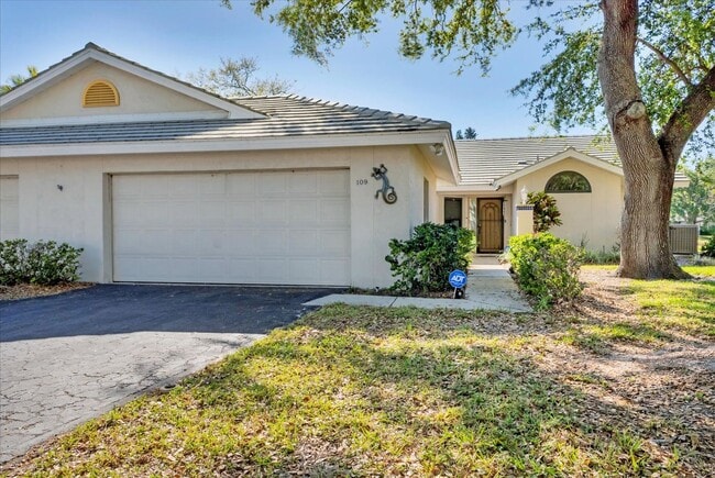 Photo - New Listing in The Plantation - 3BD/2BA/2CG Lakefront Unidad 245