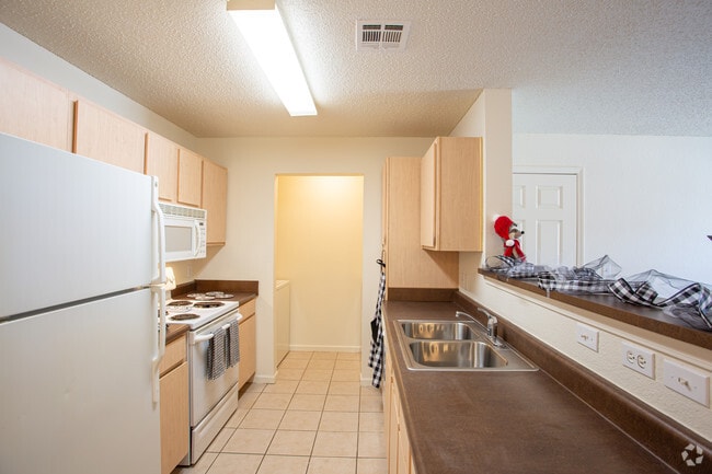 2BR, 2BA - 962 SF