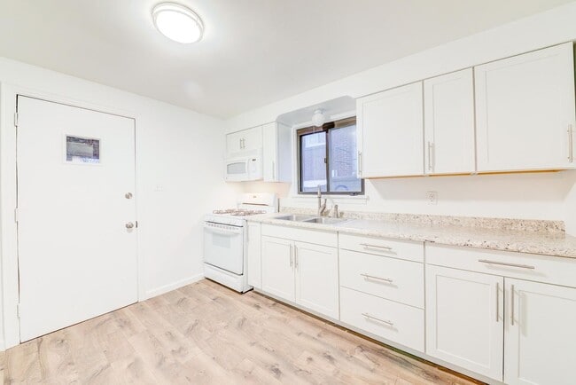 Photo - Amazing 3 bedroom home in South side available May 1!