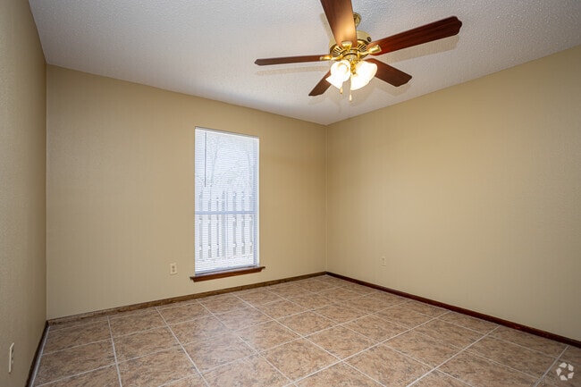 2BR, 2BA - 1,000SF
