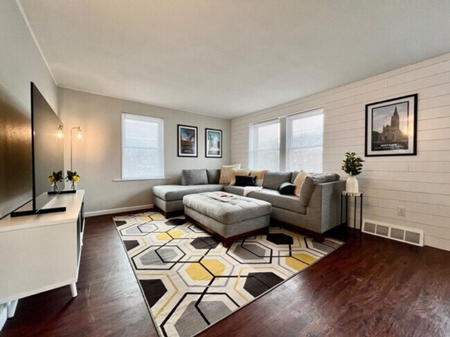 Photo - Shops on Hampton Avenue Unit 4922 South