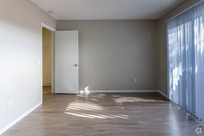 1BR, 1BA - 725SF