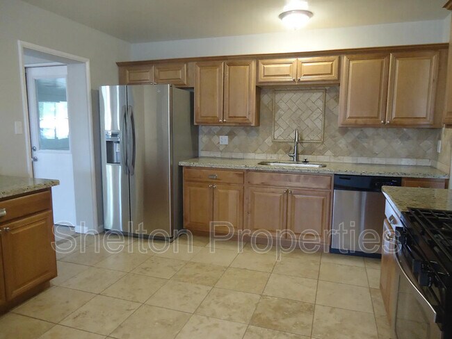 Photo - 1041 W 18th St