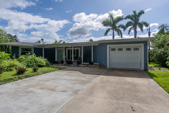Building Photo - Living Across from Sarasota Bay
3BR/2.5BA ... Rental