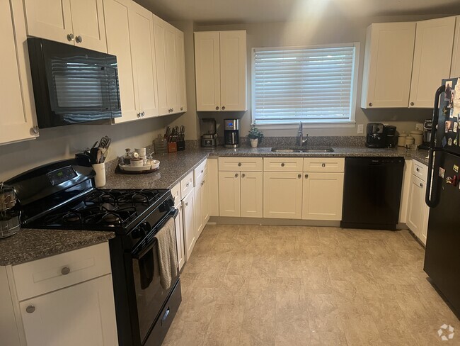 Building Photo - 500 Boquet St Rental