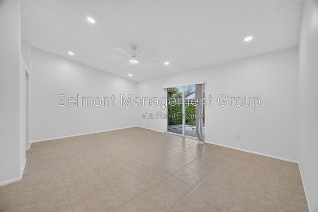 Photo - 102 Edgewater Cir
