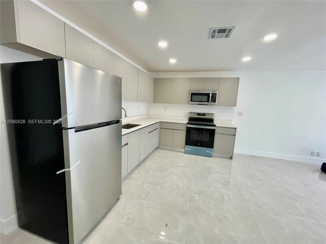 Building Photo - 5800 NW 27th Ct Unit 5800