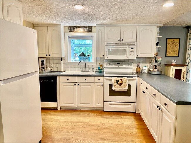 Photo - 148 Pine Tree Path