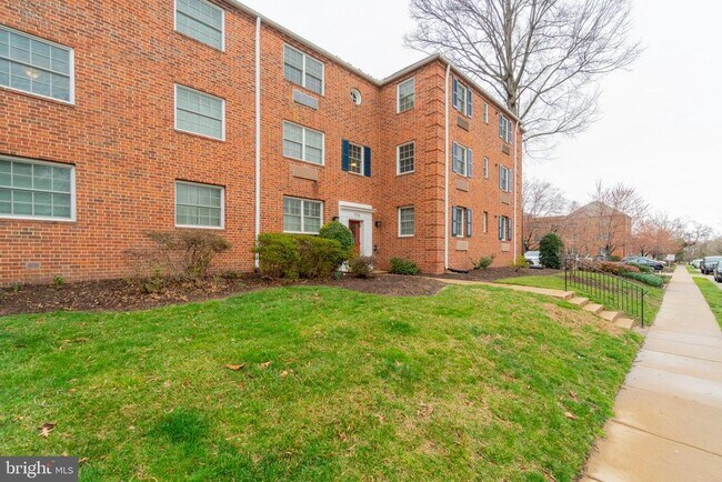 Building Photo - 1718 W Abingdon Dr Unit 302