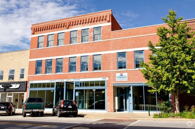 Building Photo - C Street Loft Available Now! Unit 2C