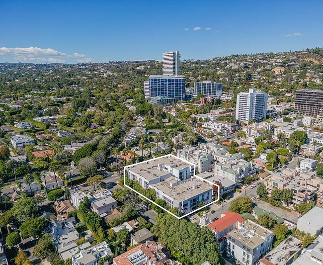 Building Photo - 906 N Doheny Dr Unit 322