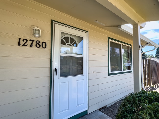 Photo - Spacious 3 Bedroom 1 Bath Ranch House  in Milwaukie! Washer and Dryer Included!