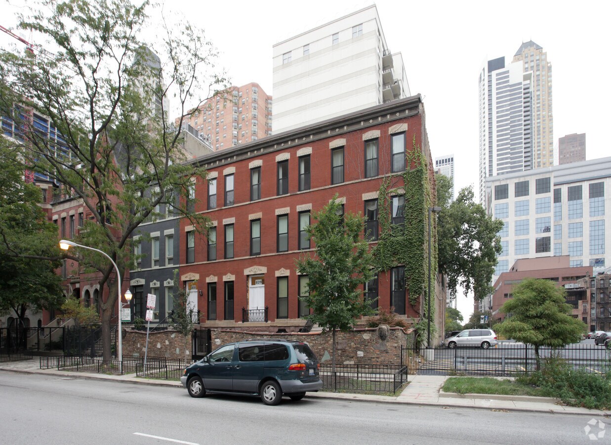 Photo - 827-831 N Dearborn St Apartments