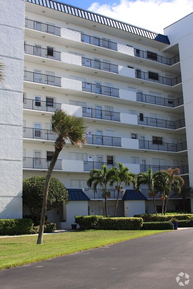 Building Photo - 2/2 Oceanfront Condo on N. Hutchinson Island