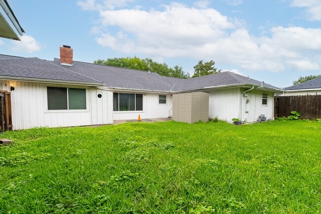 Photo - 8819 Hazen St
