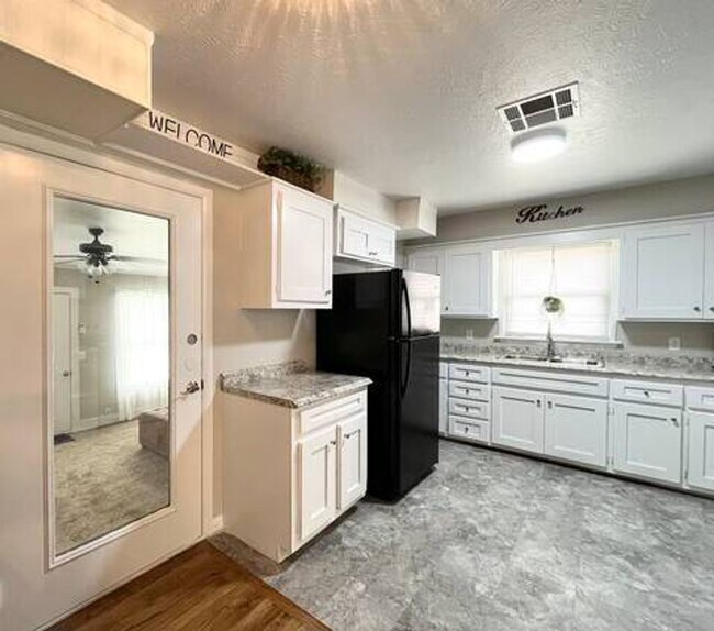 224 W 9th St
