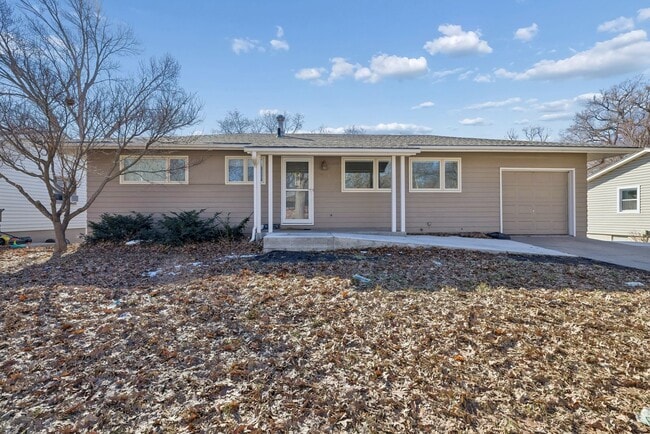 Building Photo - Inviting 4-Bedroom Lincoln Home with Walkout Lower Level & Easy-Access Entry!!