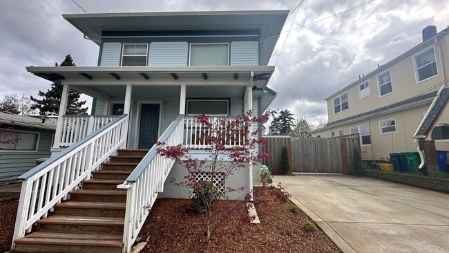 Building Photo - Perry Place Unit 3912~32nd~K150